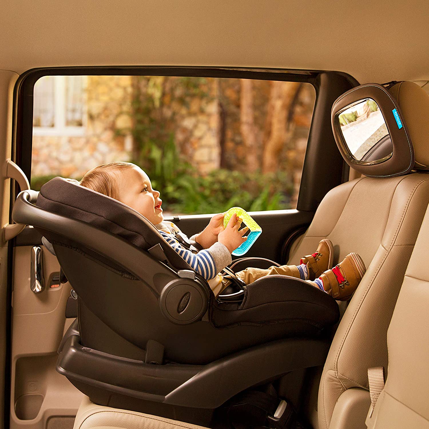 Bebê viajando com segurança em um bebê conforto