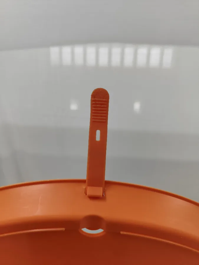 A base laranja está com alguns detalhes de peças mastigada