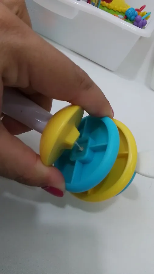 O barbante da abelhinha está desgastada