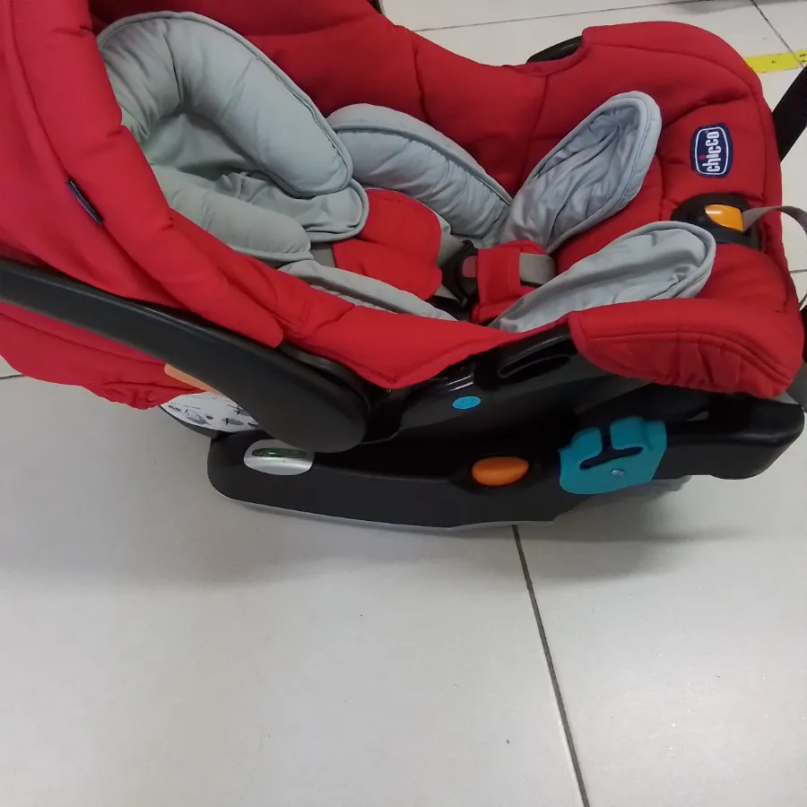 Está com alguns  arranhões