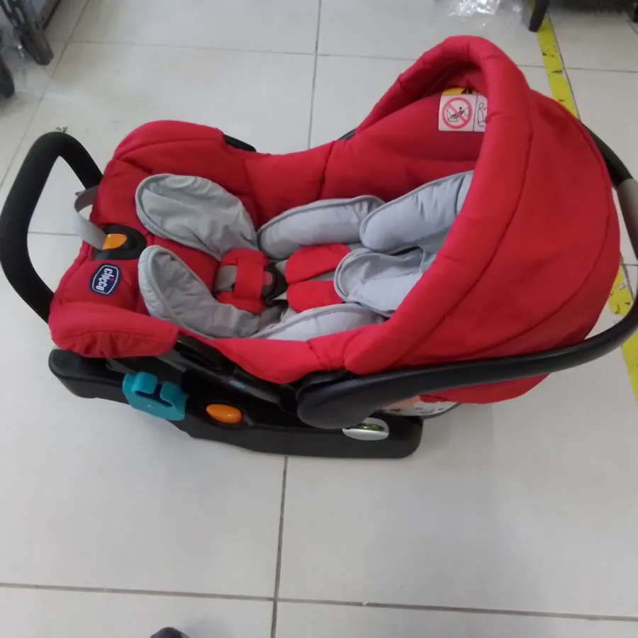 Está com alguns  arranhões