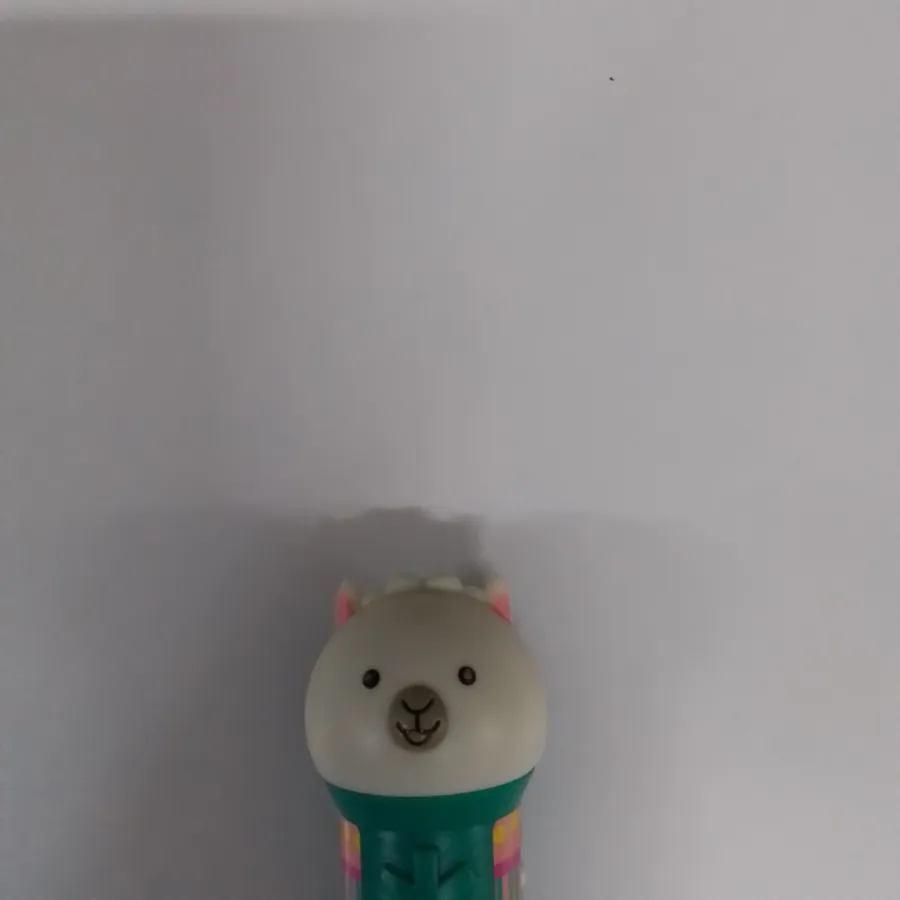 Cabeça da lhama está meio amarelada