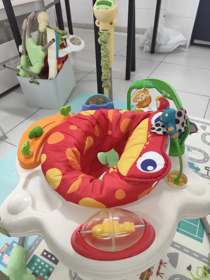 Brinquedos arranhados e amarelados