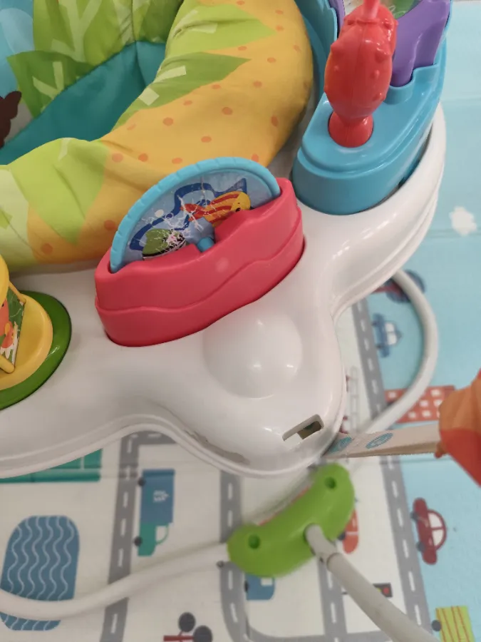 Brinquedos desbotados e arranhados