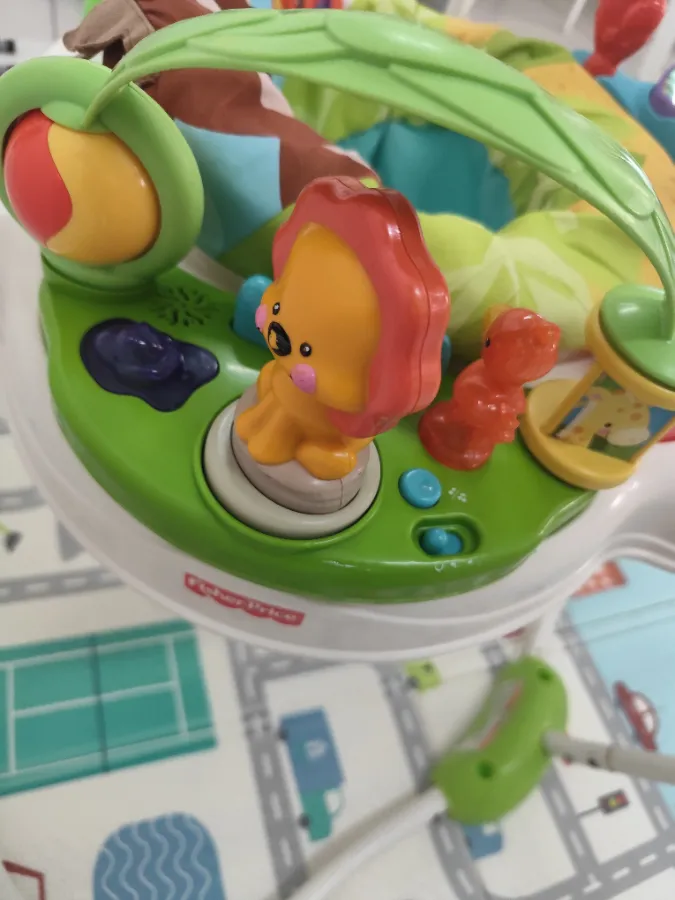 Brinquedos desbotados e arranhados