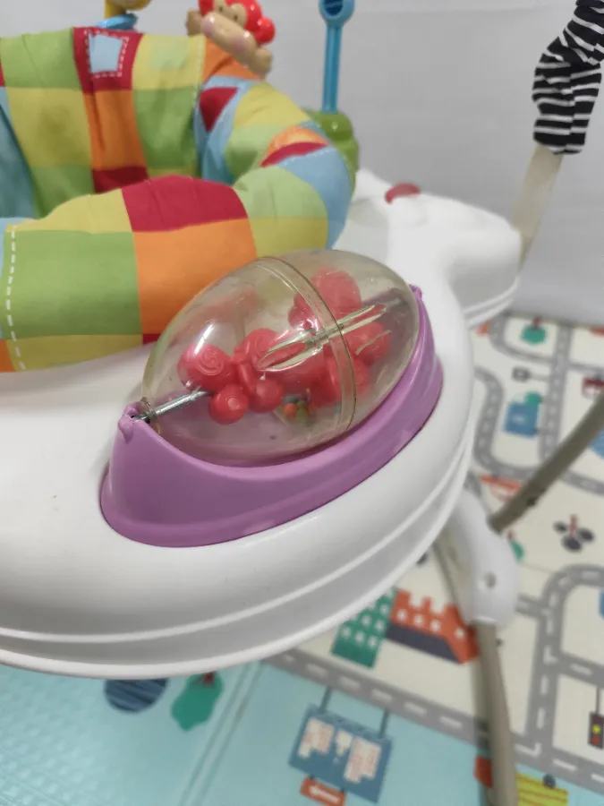 Brinquedos arranhados e amarelados