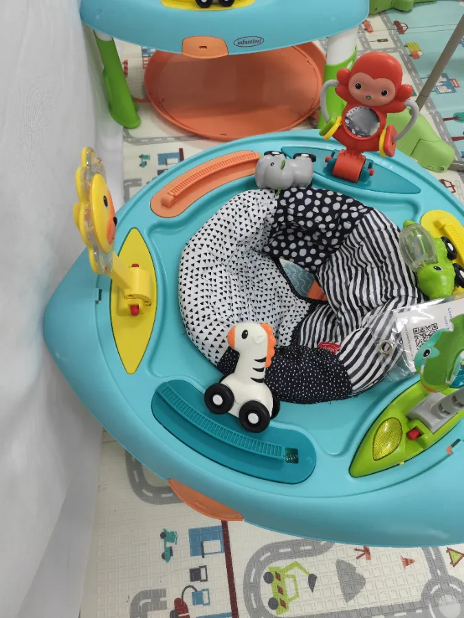 Brinquedos arranhados e amarelados