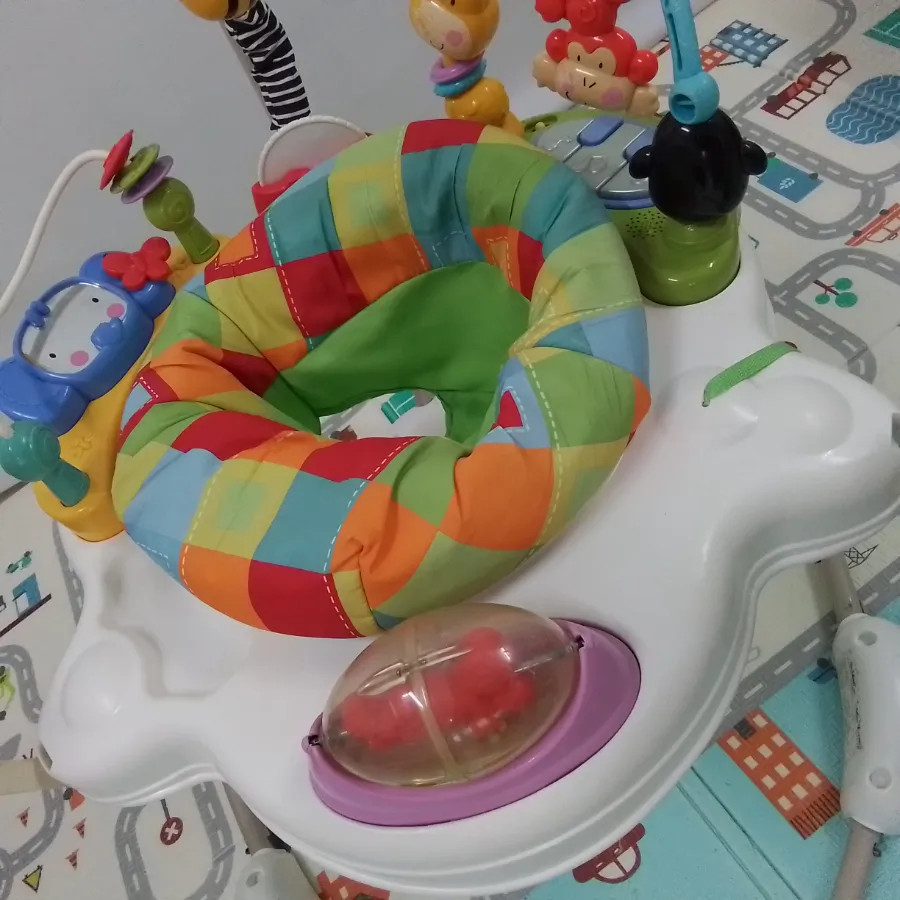 Brinquedos amarelados e arranhados