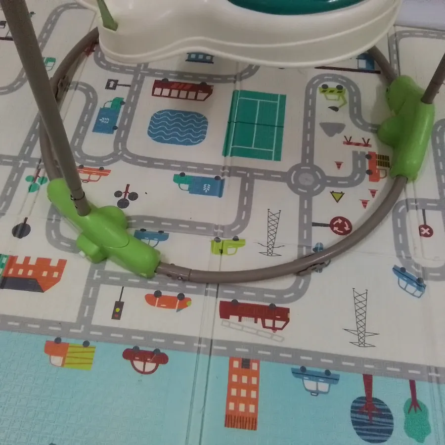 Ferros da base do chão arranhados e enferrujados Ferros da base do chão arranhados e enferrujados