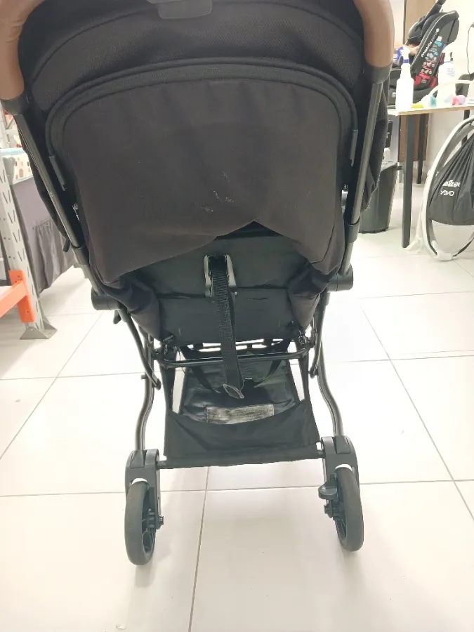 estrutura metálica com marcas de uso