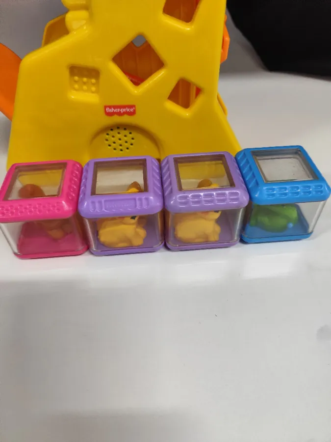 Cubos arranhados e meio amarelados
