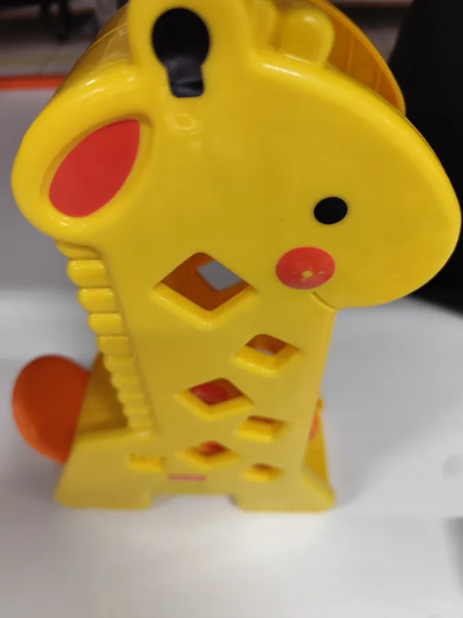 Girafa com pequenas marcas de uso