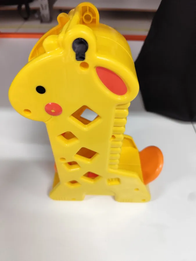 Girafa com pequenas marcas de uso