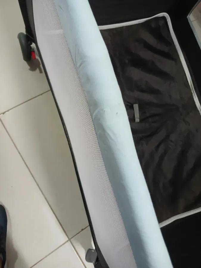 O tecido possui um pequeno rasgo e algumas partes com ferrugens. O tecido possui um pequeno rasgo e algumas partes com ferrugens.