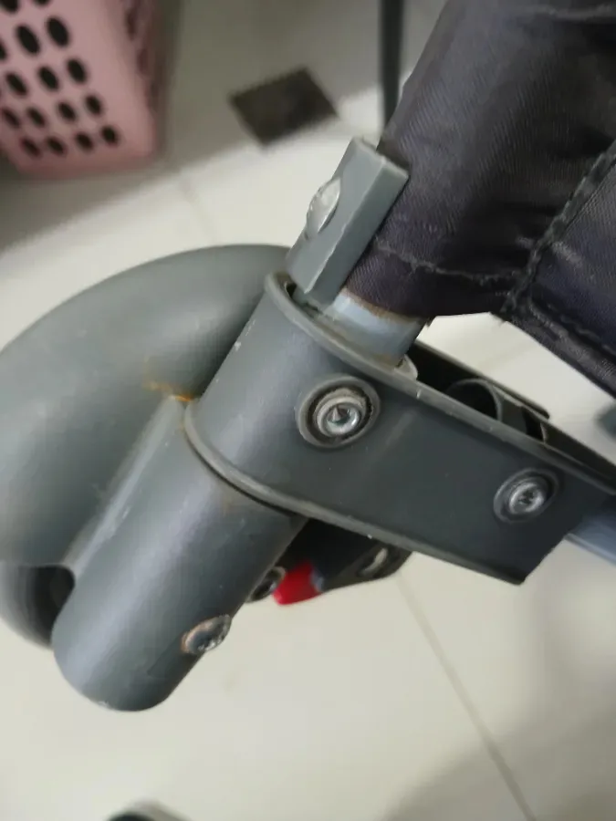 O tecido possui um pequeno rasgo e algumas partes com ferrugens. O tecido possui um pequeno rasgo e algumas partes com ferrugens.