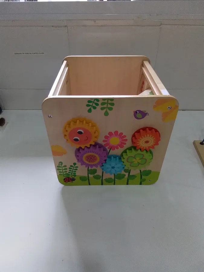 Cubo com pequenas marcas de uso