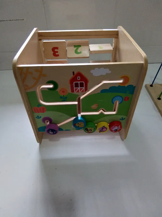 Cubo com pequenas marcas de uso