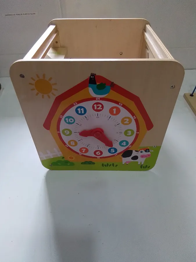 Cubo com pequenas marcas de uso