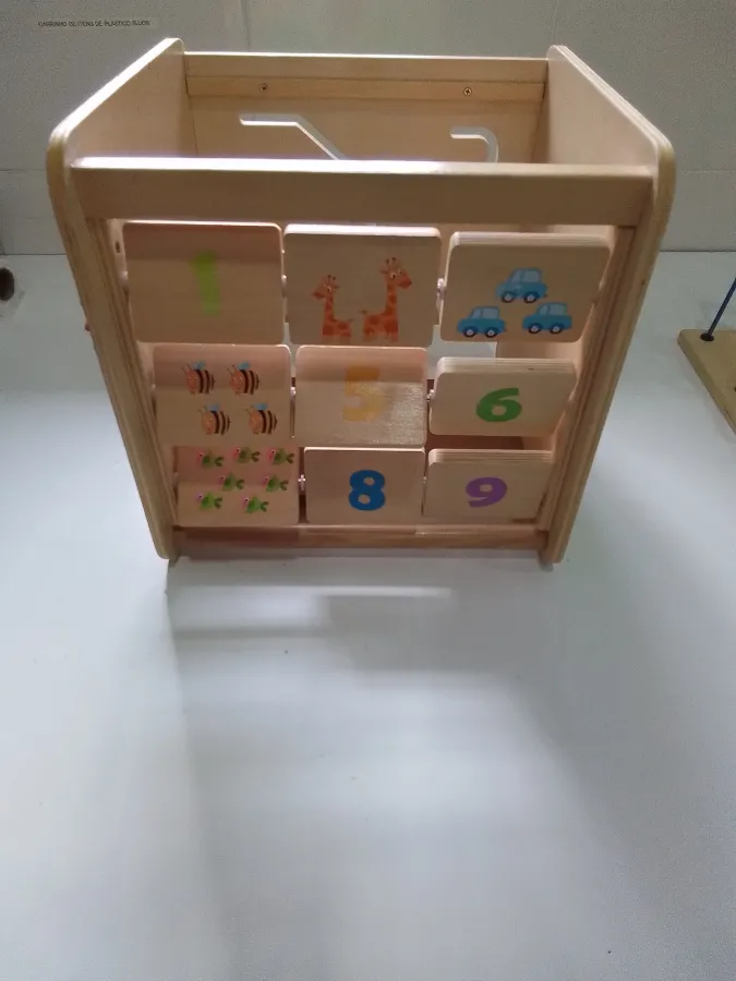 Cubo com pequenas marcas de uso