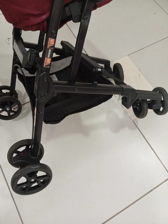 Estrutura metálica com pequenas marcas de uso