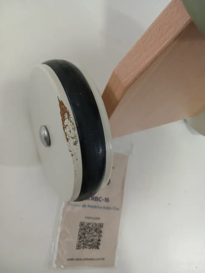 Roda esquerda traseira com pequena avaria