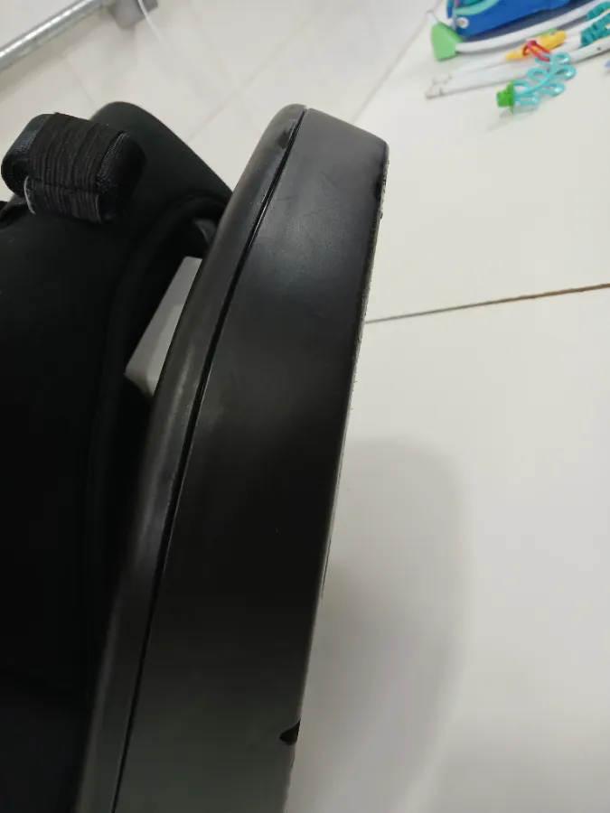 Estrutura de plástico com pequenas marcas de arranhões
