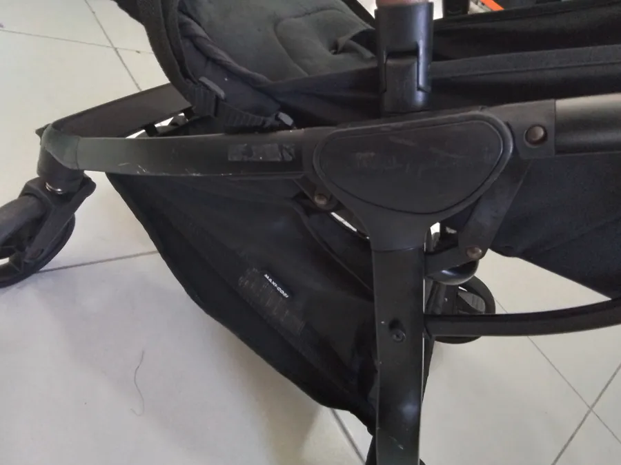 Estrutura metálica com pequenas marcas de uso Estrutura metálica com pequenas marcas de uso