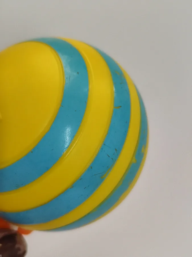 Abelha com pequenas marcas de uso Abelha com pequenas marcas de uso