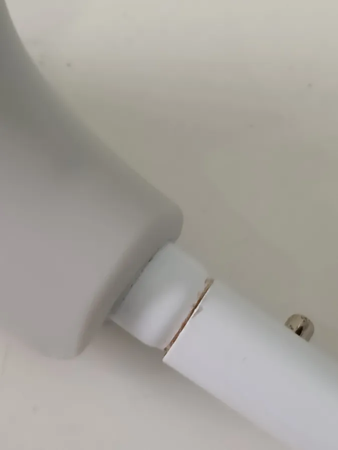 Estrutura metálica com pequenas marcas de enferrujadas