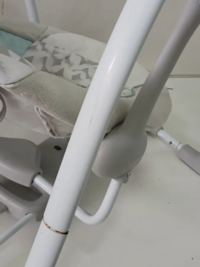 Estrutura metálica com leves arranhões