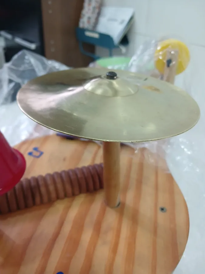 Base do prato com pequena lasca retirada, que não interfere no uso