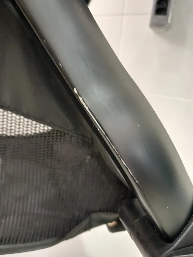 Estrutura metálica com marcas de uso