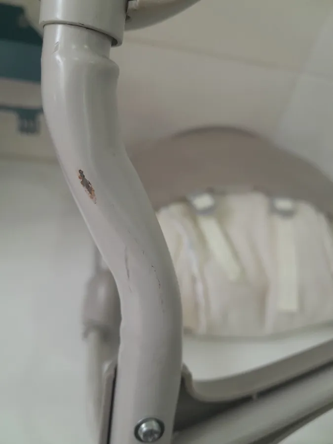 Estrutura metálica com pequenos arranhões