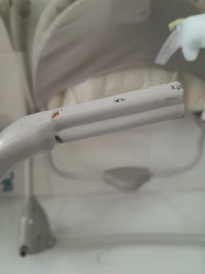 Estrutura metálica com pequenos arranhões