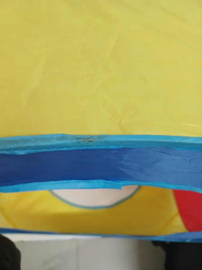 Parte debaixo cabana quadrada com furos