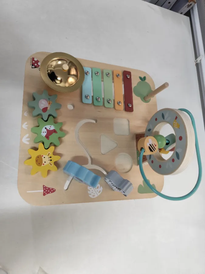 Mesa com pequenas marcas de uso