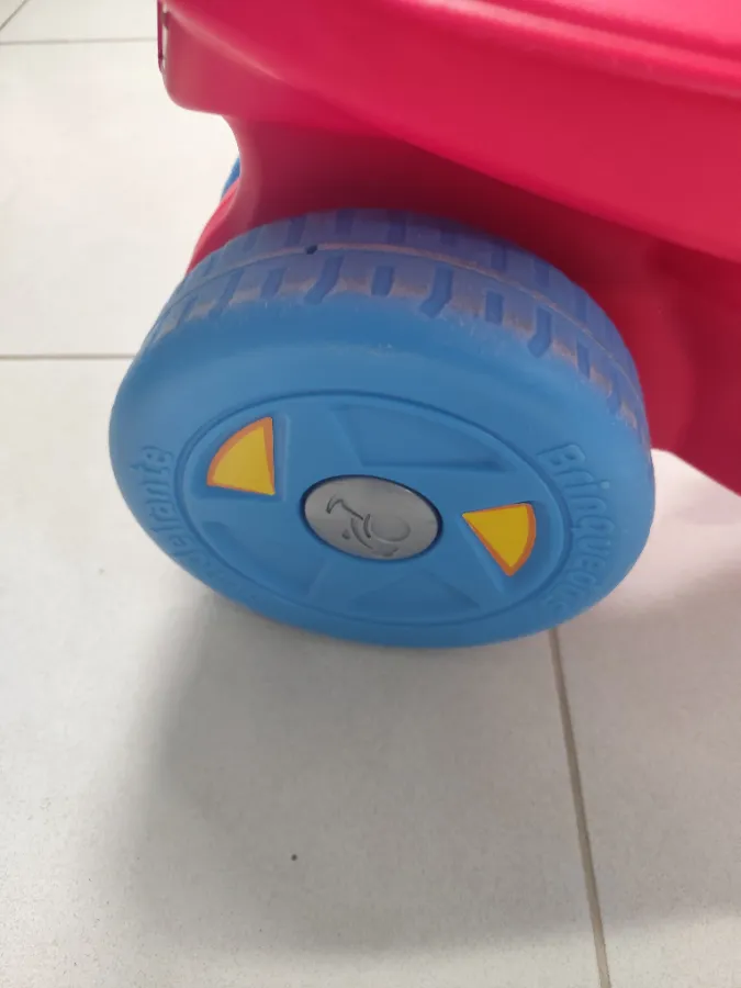 Rodas um pouco desgastadas.