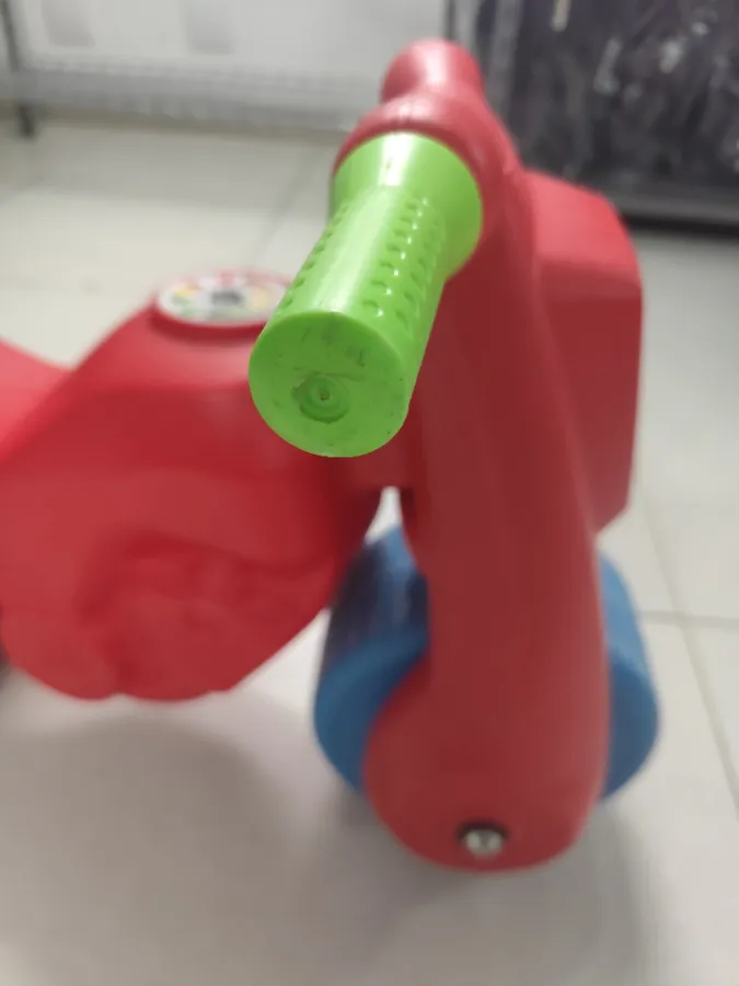 Moto com pequenas marcas de uso