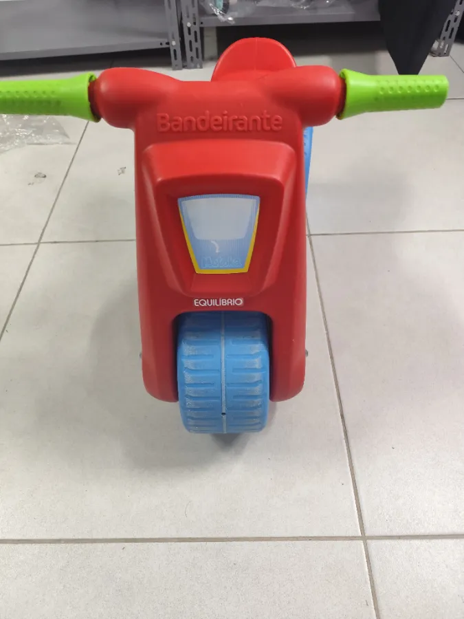 Moto com pequenas marcas de uso