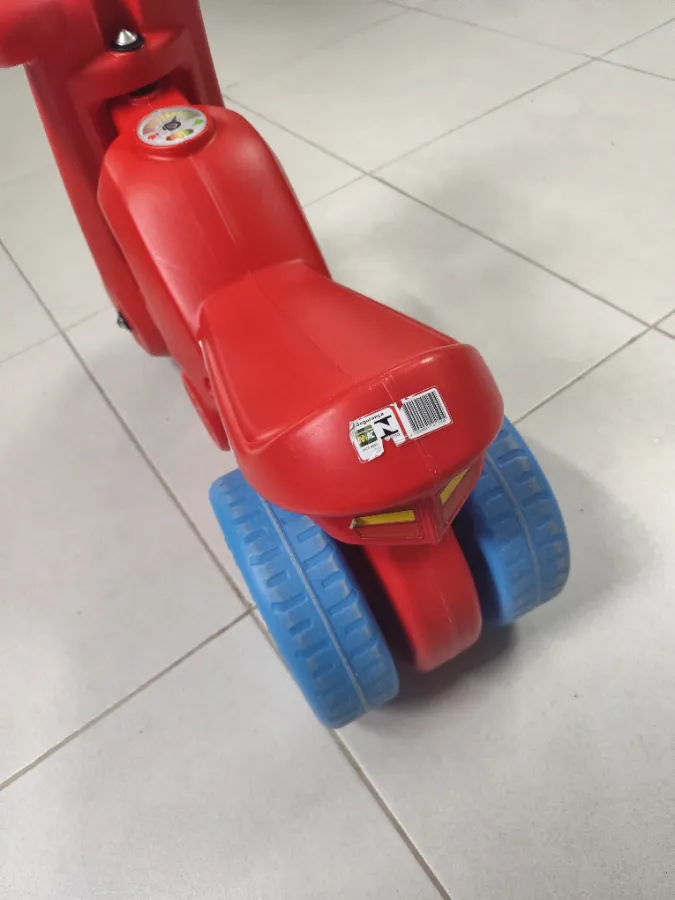 Moto com pequenas marcas de uso