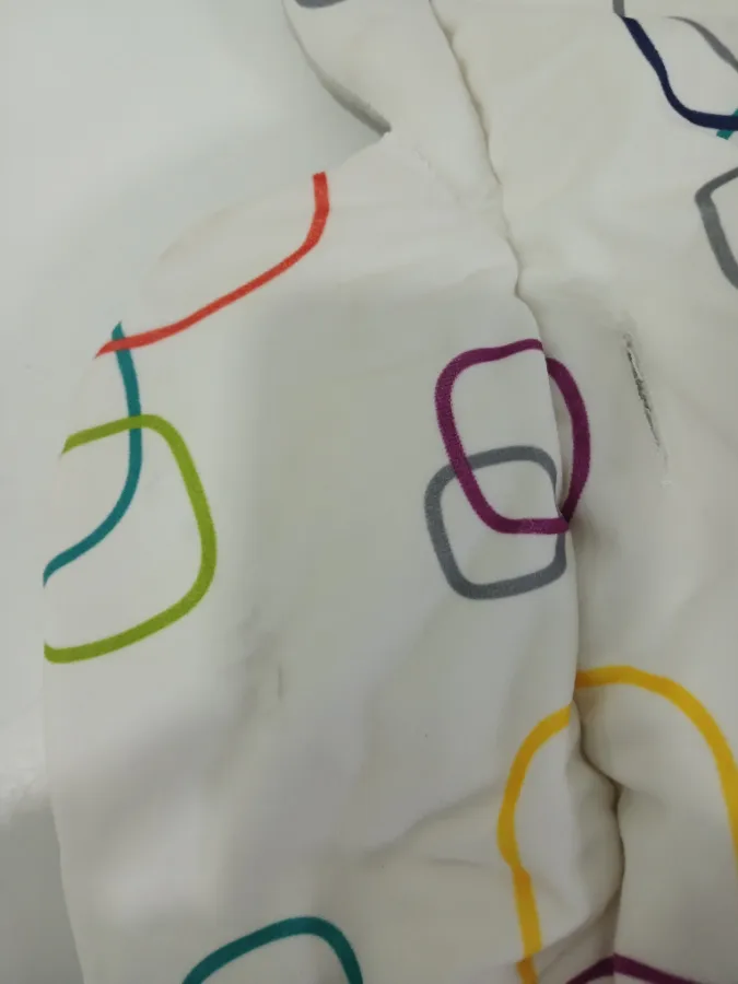 Tecido com pequenas  marcas de  uso