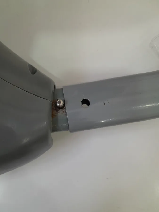 Encaixe levemente enferrujado (não tem contato com o bebê)