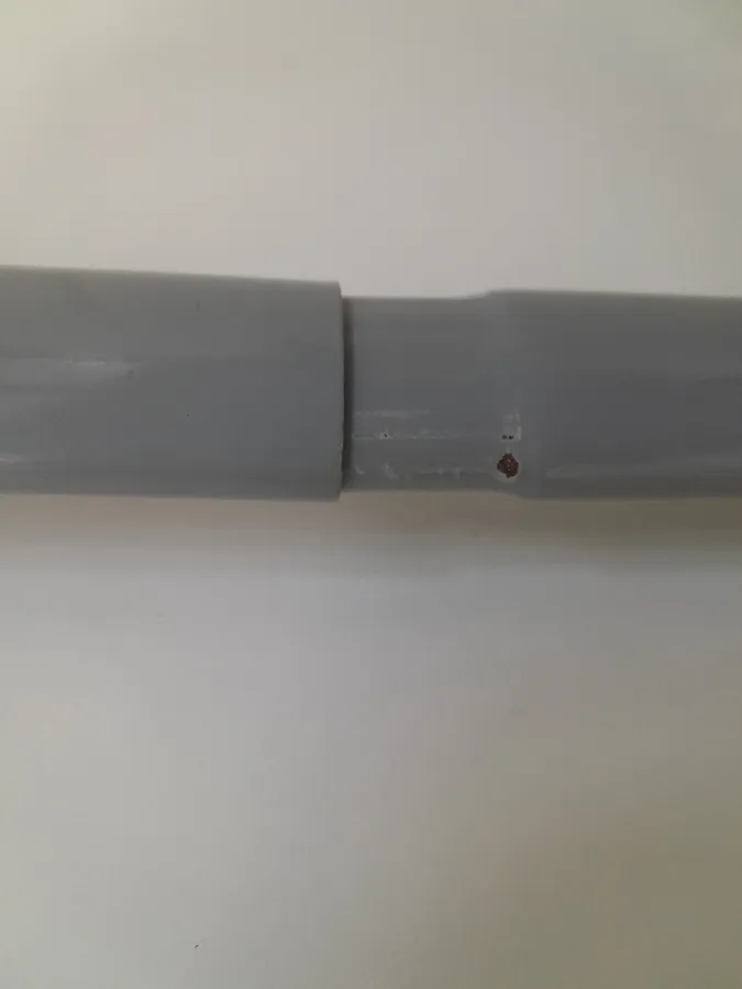Encaixe levemente enferrujado (não tem contato com o bebê)