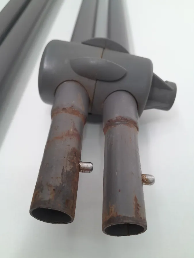 Com pequenos detalhes oxidado