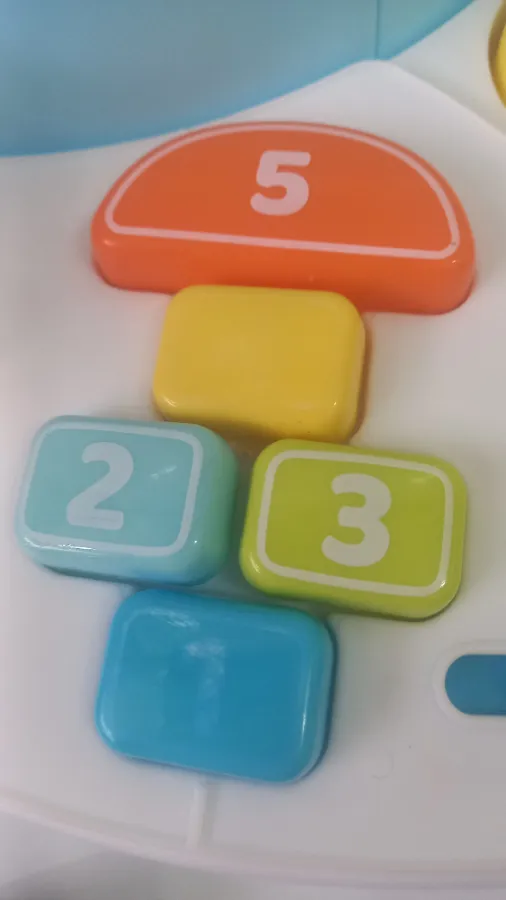 Teclados musicais com resistência para apertar e com teclas apagadas