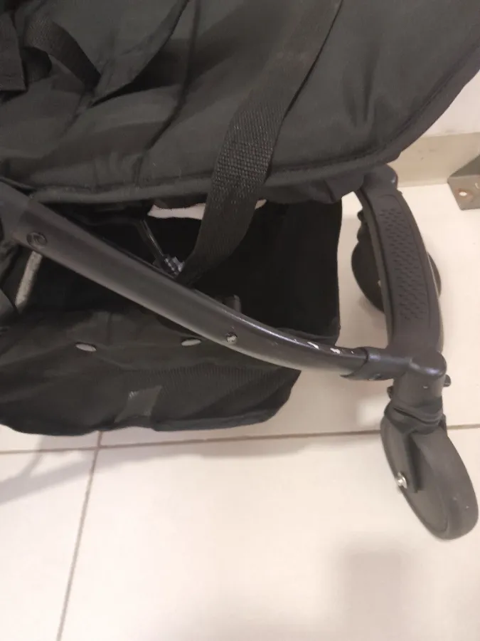 Estrutura metálica com pequenas marcas de arranhões