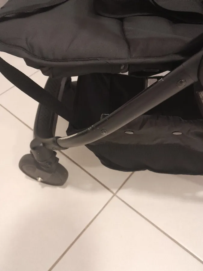Estrutura metálica com pequenas marcas de arranhões