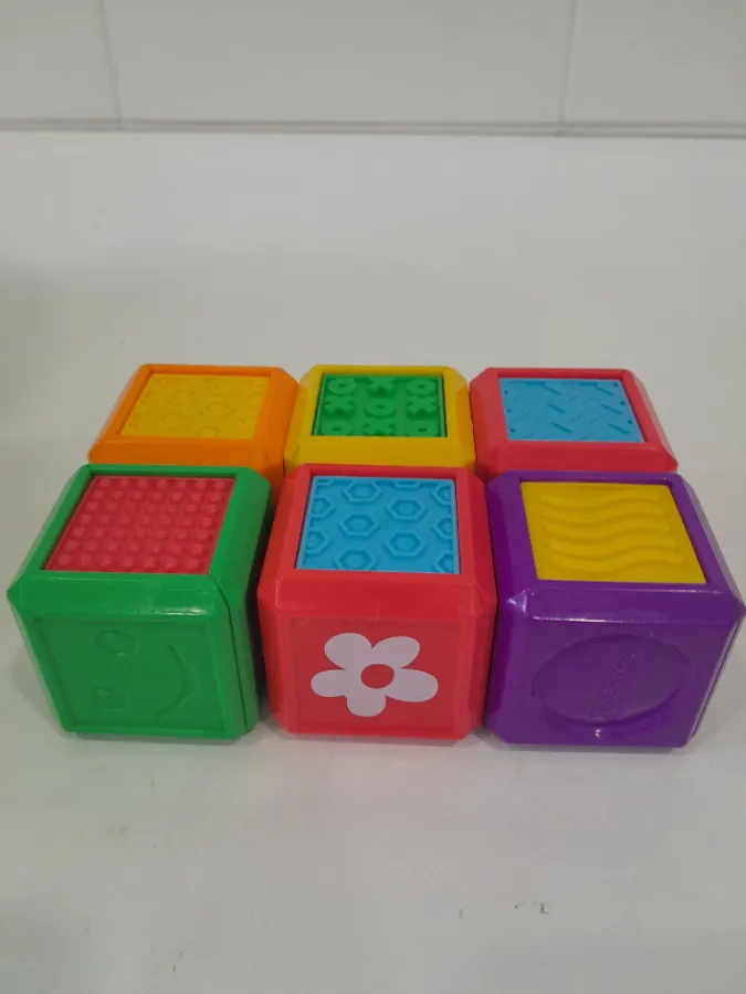 Acompanha 6  cubos