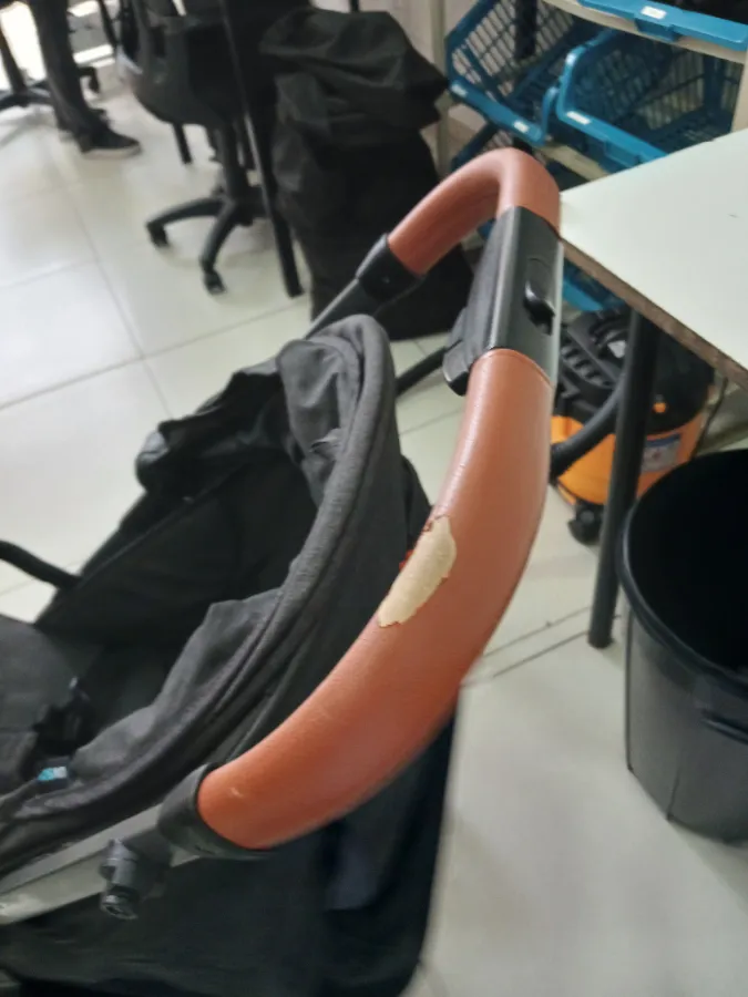 Manopla de apoio esta rasgado.
