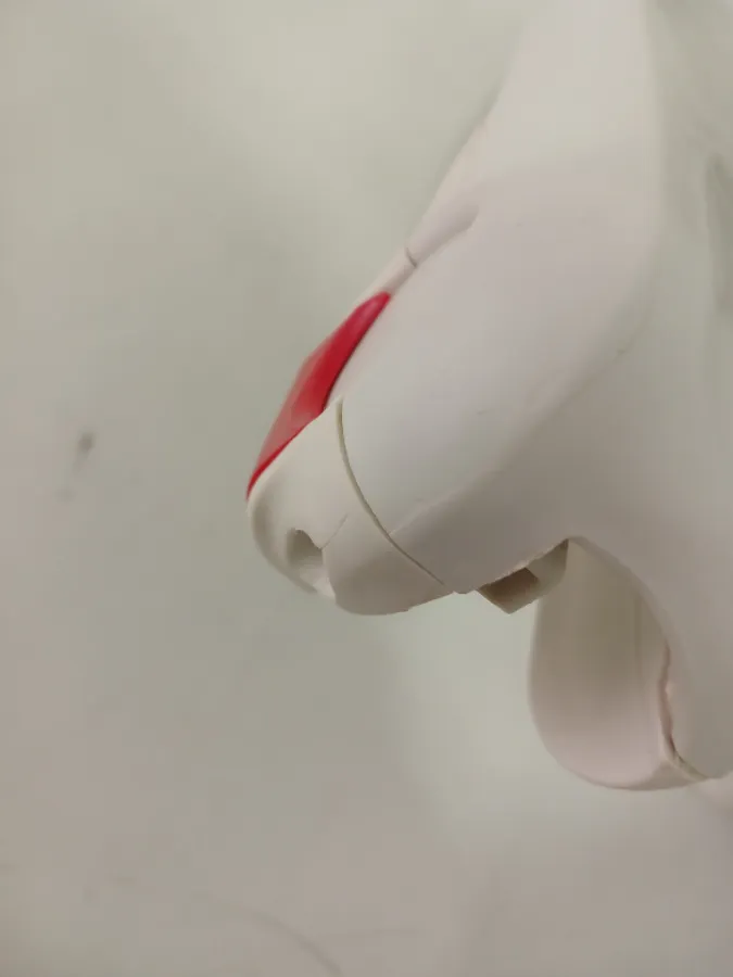 Bandeja com leves trincados, do lado direito.